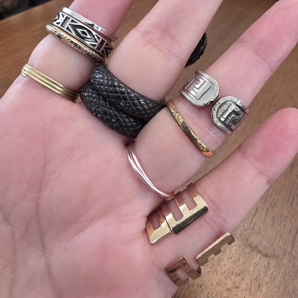 64 Piece Vintage To Costume To Fashion Ring Lot Bundle Estate - Picture 11 of 16